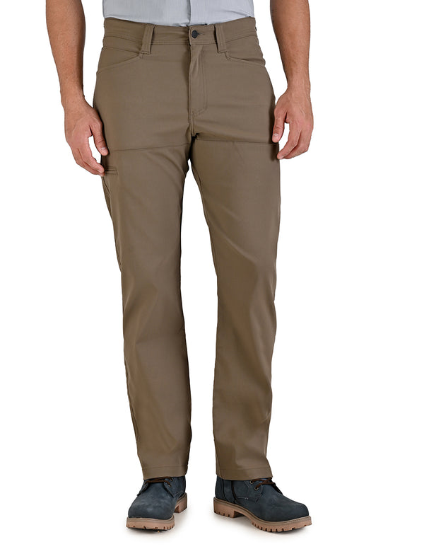 Pantalon textil en color taupe repelente al agua, marca Wrangler para caballero.